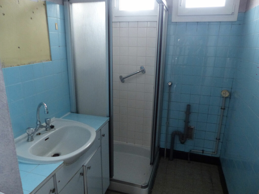 Salle de bain : Maison individuelle T5 à vendre sur terrain de 665 m² à Valentigney