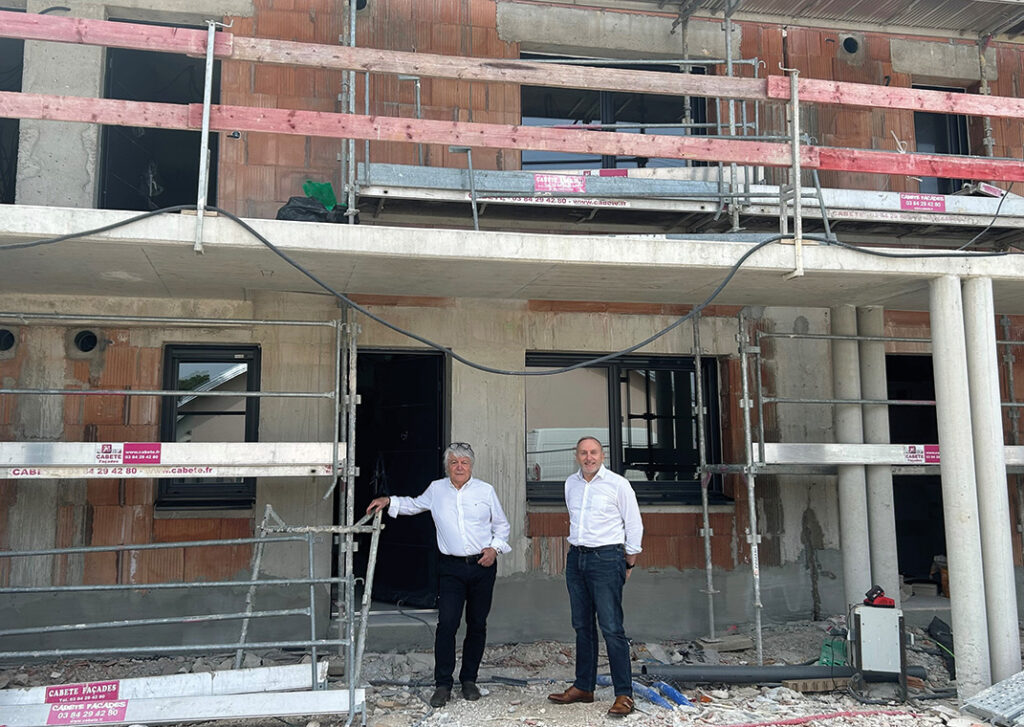 Visite du chantier « Le Clos des Séquanes » à Mathay
par Claude LIEBUNDGUTH, Président-directeur général,
et Yves DAOUZE, Directeur, en phase d’achèvement
de l’opération.